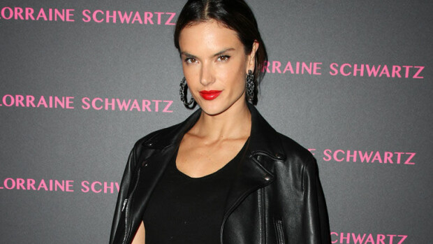 Kaikkien aikojen kuumin Victoria’s Secret -enkeli Alessandra Ambrosio erosi – pitää yhä kihlasormusta! Tuore kuva! Alessandra Ambrosio esitteli sormustaan erosta huolimatta.