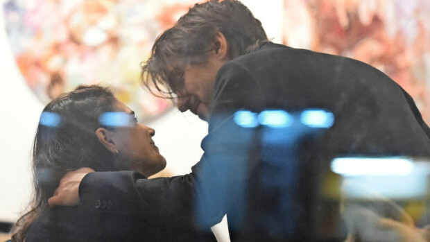 Paparazzi iski: Maryam Razavin, 35, ja muusikkorakas Leo Stillmanin, 26, kuumat kielisuudelmat vain Seiskassa – katso kuvat! Leo ja Maryam suutelivat baarissa.