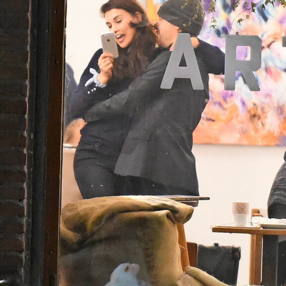 Suutelun lomassa Maryam innostui ottamaan selfien. Suutelun lomassa Maryam innostui ottamaan selfien.