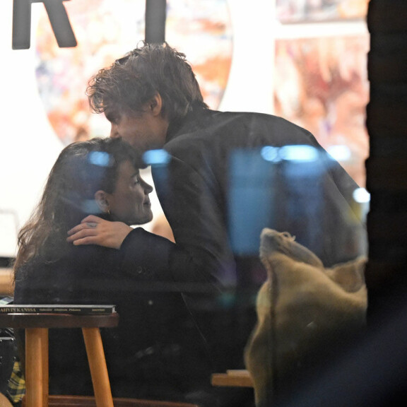 Leo antoi myös otsalle suukkoja. Leo antoi myös otsalle suukkoja.