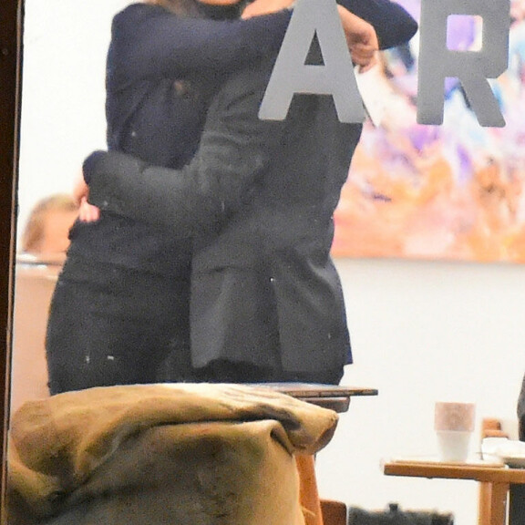 Maryam vaikuttaa olevansa onnensa kukkuloilla. Maryam vaikuttaa olevansa onnensa kukkuloilla.