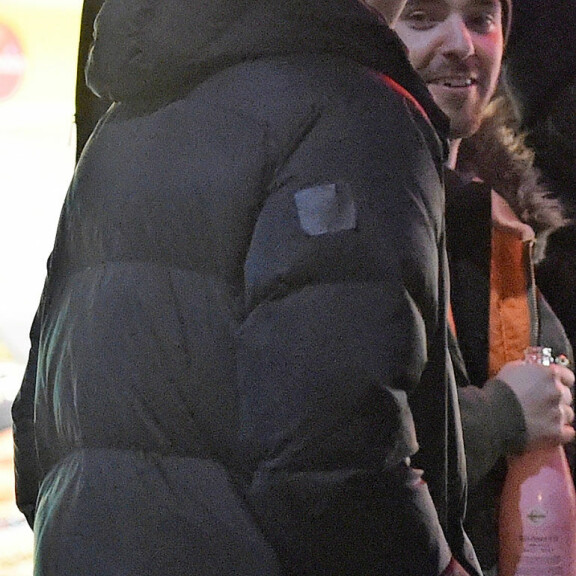 Baarista Leon mukaan lähti skumppapullo. Baarista Leon mukaan lähti skumppapullo.