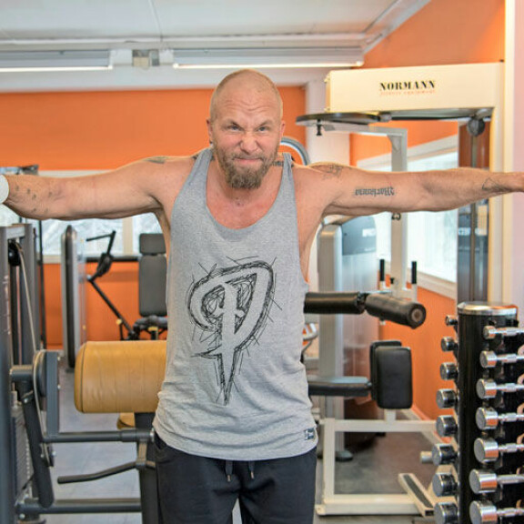 Marko treenaa huomattavasti pienemmillä painoilla kuin ennen, mutta nostelee niitä sitäkin innokkaammin. – Olen treenannut joka päivä tätä kuvausta varten, hän paljastaa. Marko treenaa huomattavasti pienemmillä painoilla kuin ennen, mutta nostelee niitä sitäkin innokkaammin. – Olen treenannut joka päivä tätä kuvausta varten, hän paljastaa.