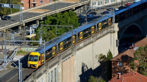 Nainen antoi vieraalle kanssamatkustajalle suuseksiä junassa! Nainen antoi vieraalle miehelle suuseksiä junassa.