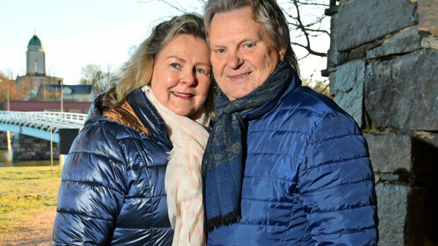 Pepe Willberg ja Pauliina-vaimo seikkailivat kiskoilla – ”Näytti hieman vaaralliselta!” Pepe ja Pauliina kulkivat pitkin ratikkakiskoja.
