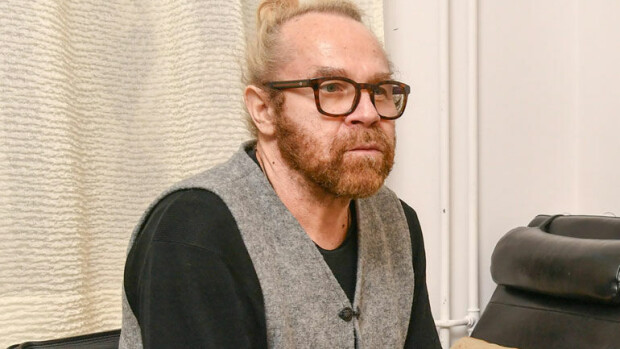Julkkismiehet laukovat kovaa tekstiä Jussi Parviaisesta uutuuskirjassa: ”Jussi oli nussimishommansa kanssa ihan mahdoton!” Jussi Parviaisen elämäkerta julkaistiin.