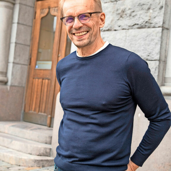 Julkkismiehet laukovat kovaa tekstiä Jussi Parviaisesta uutuuskirjassa: ”Jussi oli nussimishommansa kanssa ihan mahdoton!” Jukka Puotila