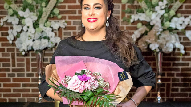 Niina Kuhdan Miss Plus Size -voitosta kohu ja raju riita – missikeisarinna Sunneva Kantola puolustaa: Olisi ollut syrjintää, jos Niina ei olisi päässyt mukaan! Niina Kuhta voitti Miss Plus Size -kilpailun.