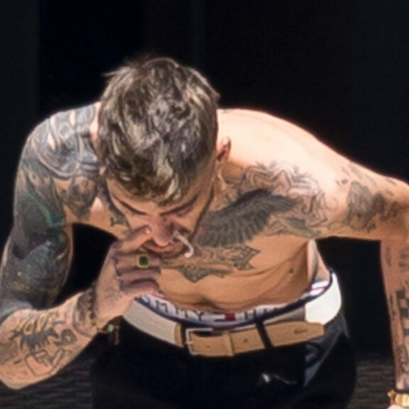 Yök, One Direction -komistus tyhjensi sieraimensa uima-altaalla: melkoinen räkäklimppi – viikon ällöttävimmät kuvat! Zayn Malik