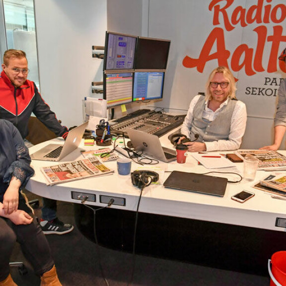 Radiotyön lisäksi Hanna on kunnanvaltuutettu ja kirjailija. – Viime syksy oli yhtä hullunmyllyä, kunnes hoksasin ottaa itselleni aikaa, hän sanoo. Jarkko on tuttu tv:n kykykilpailuista. – Kun Jarkko kertoi USA:ssa töistään, ihmiset kelasivat, että hän on miljonääri, Kimmo kertoo. Radiotyön lisäksi Hanna on kunnanvaltuutettu ja kirjailija. – Viime syksy oli yhtä hullunmyllyä, kunnes hoksasin ottaa itselleni aikaa, hän sanoo. Jarkko on tuttu tv:n kykykilpailuista. – Kun Jarkko kertoi USA:ssa töistään, ihmiset kelasivat, että hän on miljonääri, Kimmo kertoo.