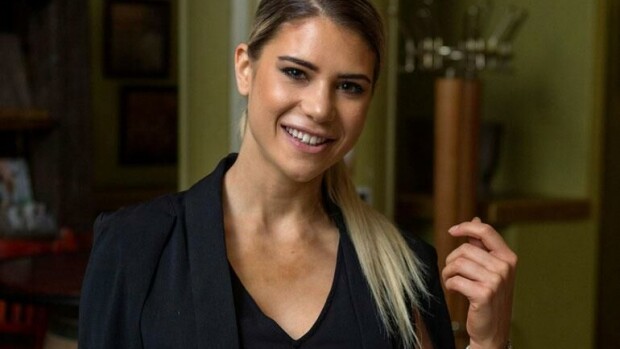 Nyt on kuumaa! Tilt Esports -juontaja Linda Manuella riisui paitansa - katso kuvat! Linda Manuella