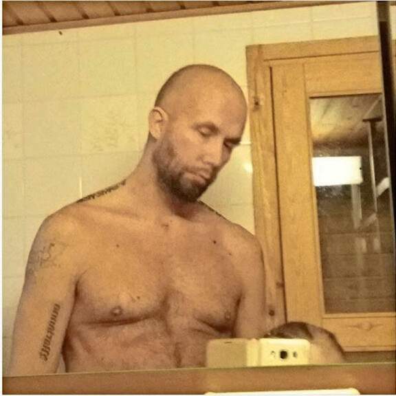Tämän kuvan Marko julkaisi Instagramissa vähän sairaalasta päästyään. Sen jälkeen painoa on tullut kymmenen kiloa lisää. Tämän kuvan Marko julkaisi Instagramissa vähän sairaalasta päästyään. Sen jälkeen painoa on tullut kymmenen kiloa lisää.