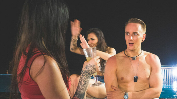 Temptation Island -Eliaksen hurmurikuori murtuu – haukkuu bileissä sammunutta sinkkutyttöä, eikä mene apuun: Vi**n säälittävää! elias