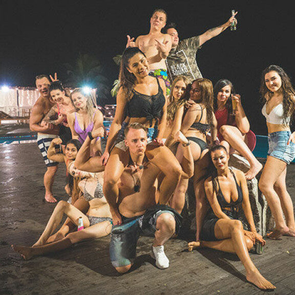 Varattu ja känninen Temptation Island -Sammy jää kiinni ensimmäisestä valheesta: Mä saan täällä painaa! miesten saari