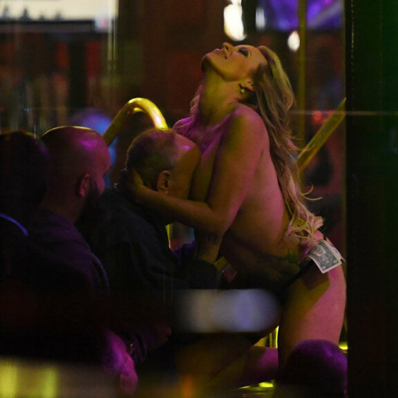Jösses! Donald Trumpiin yhdistetty strippari riisui kaikki vaatteensa ja hieroi miehen kasvoja rintoihinsa – keräsi mojovan tilin! Kuvat! Stormy Daniels