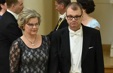 Pääministeri Juha Sipilän vaimo avautuu mediakampanjassa perheen kuopuksen kuolemasta: Vuorasin hauta-arkun häälahjaksi saaduilla pitsilakanoilla