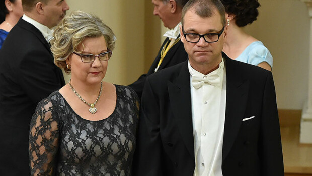 Pääministeri Juha Sipilän vaimo avautuu mediakampanjassa perheen kuopuksen kuolemasta: Vuorasin hauta-arkun häälahjaksi saaduilla pitsilakanoilla Minna-Maaria ja Juha Sipilä