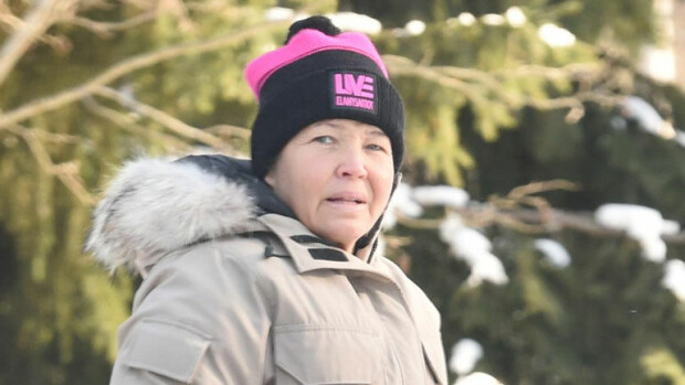 Kortitta ajosta kärähtänyt Marita Taavitsainen raivosi metsätiellä: huusi ja huitoi lumiharjalla, poliisi selvitti tilanteen – katso kuvasarja! Marita Taavitsainen raivosi.