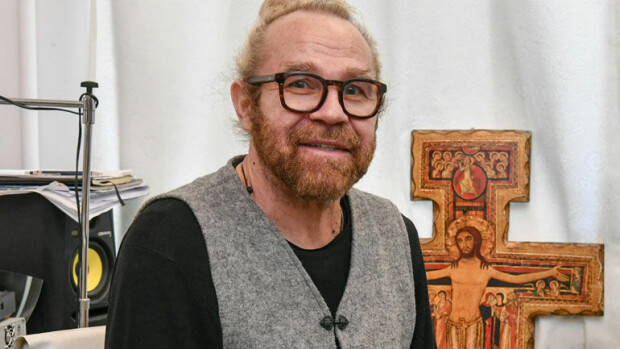 Tässä on Jussi Parviaisen asuinkumppani, nukke nimeltä Dorian Gray: ”Monet kammoksuvat” – katso kuvat! Jussi Parviainen esitteli asuinkumppaninsa.