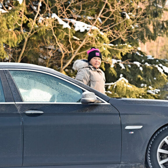 Ajokiellossa oleva Marita nousi tulistuneena autostaan äkättyään tulleensa kuvatuksi. Ajokiellossa oleva Marita nousi tulistuneena autostaan äkättyään tulleensa kuvatuksi.
