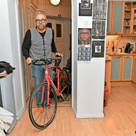 Taiteilijakodin seinillä on runsaasti kuvia Jeesuksesta, Jussista itsestään ja hänen läheisistään. Jussi ylläpitää kuntoaan pyöräilemällä ahkerasti. Taiteilijakodin seinillä on runsaasti kuvia Jeesuksesta, Jussista itsestään ja hänen läheisistään. Jussi ylläpitää kuntoaan pyöräilemällä ahkerasti.