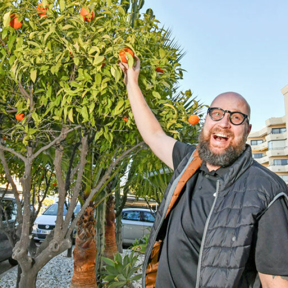 Kirjailija viihtyy Espanjan auringon alla. – Ruokavalioni koostuu pitkälti kasviksista ja kalasta, Juha sanoo, ja poimii samalla appelsiineja suoraan puusta. Kirjailija viihtyy Espanjan auringon alla. – Ruokavalioni koostuu pitkälti kasviksista ja kalasta, Juha sanoo, ja poimii samalla appelsiineja suoraan puusta.