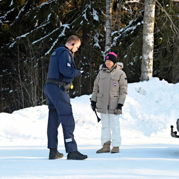 Poliisi vei Maritan sivummalle rauhoittumaan. Kädessään tällä oli lumiharja, jolla oli huitaissut paparazzia. Poliisi vei Maritan sivummalle rauhoittumaan. Kädessään tällä oli lumiharja, jolla oli huitaissut paparazzia.