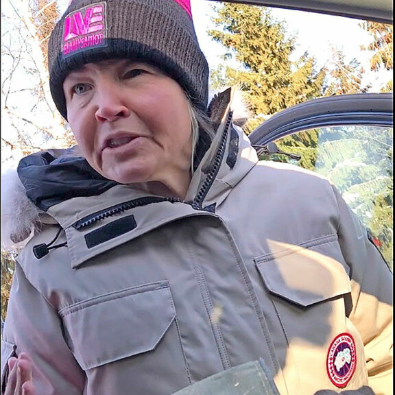 – Ota ne kuvat v***uun!, Marita huusi. Hän piti väkivalloin paparazzin auton ovea auki ja vaati kuvia itselleen. – Ota ne kuvat v***uun!, Marita huusi. Hän piti väkivalloin paparazzin auton ovea auki ja vaati kuvia itselleen.