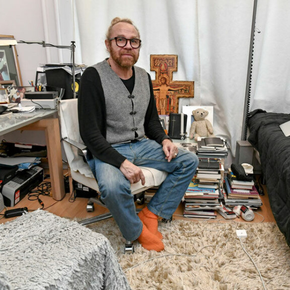 Jussi ja hänen kotialttarinsa. – Kun kirjan viimeinen lause oli hiottu, työurakka lopetettiin rukoukseen, Jussi paljastaa. Jussi ja hänen kotialttarinsa. – Kun kirjan viimeinen lause oli hiottu, työurakka lopetettiin rukoukseen, Jussi paljastaa.