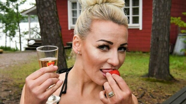 'Nuo pallerot!' Marika Fingerroos poseeraa uhkea povi liiveistä tursuten: 'Ollaan ylpeitä naiseudestamme' - katso! Marika Fingerroos