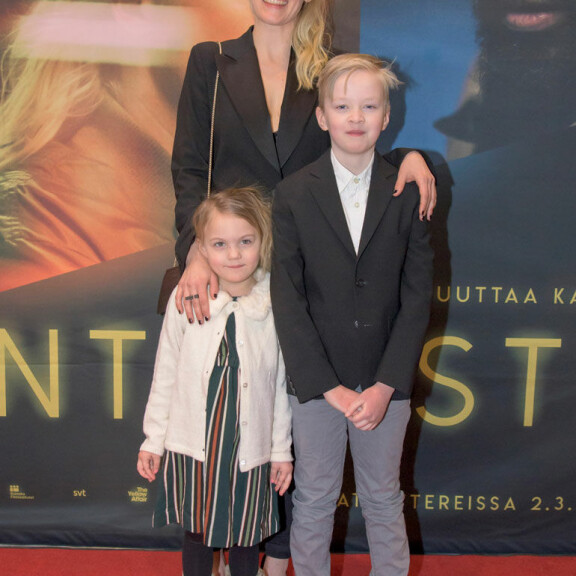 Suomalaisen Kääntöpiste-elokuvan ruotsalaistähden yllätyspaljastus kulisseista: Otimme snapsit aina ennen kuvausten alkua! Laura Birn ensi-illassa.