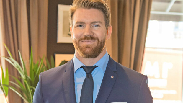 Oho, uusi Bachelor Suomi -poikamies Joni Lindlöf on ollut jo kerran kihloissa: ”Välillä asiat menevät päin helvettiä!” Joni Lindlöf uusi Bachelor.