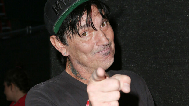 Mötley Crüe -rumpali Tommy Lee sängyssä kihlattunsa kanssa – poika tuli makuuhuoneeseen ja iski isältänsä tajun kankaalle! tommy lee