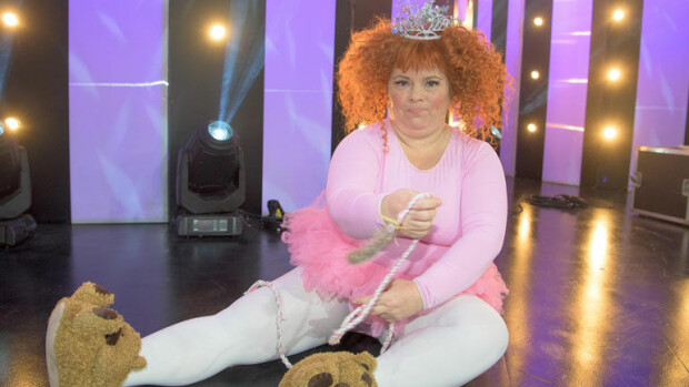 ”Äitini on Miss Universum – ja äidin pikkuserkku seurustelee isän kaa” – lue Putous-suosikki Tanhupallon hulvaton haastattelu! Kiti Kokkonen on Tanhupallo.