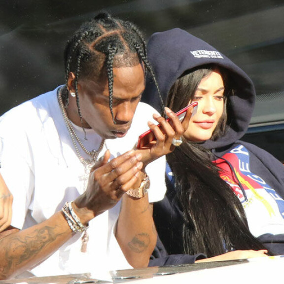 Kylie Jennerin räppärirakas saapuu Suomeen ensi kesänä! Paparazzi bongasi hempeilevän pariskunnan – kuvat! Travis Scott ja Kylie Jenner veneellä.