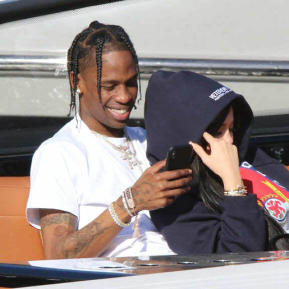 Kylie Jennerin räppärirakas saapuu Suomeen ensi kesänä! Paparazzi bongasi hempeilevän pariskunnan – kuvat! Travis Scott ja Kylie Jenner veneellä.