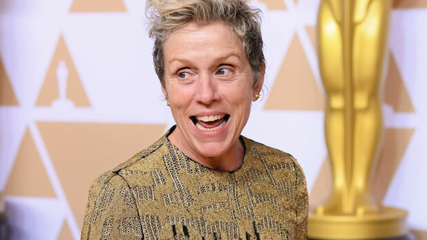 Näyttelijättäreltä upea ele Oscar-gaalassa – pyysi kaikki naisehdokkaat seisomaan: Katsokaa ympärillenne! Frances McDormand