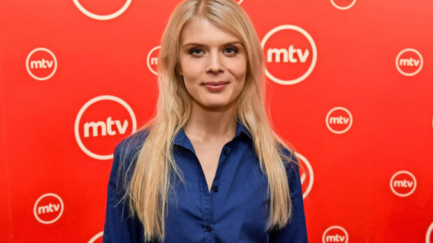 Putous-kaunotar Alina Tomnikov myönsi plagioinnin MTV:lle: Kopioi vitsit bloggarilta! Alina Tomnikov tähdittää Putousta.