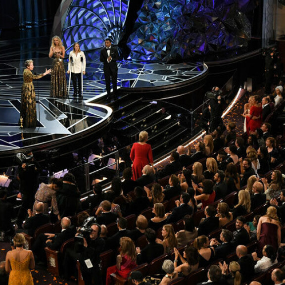Näyttelijättäreltä upea ele Oscar-gaalassa – pyysi kaikki naisehdokkaat seisomaan: Katsokaa ympärillenne! Frances McDormand