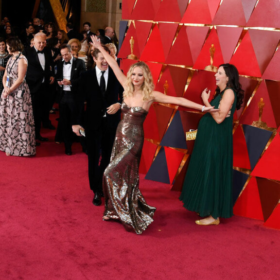 Kääk, Jennifer Lawrence otti Oscar-gaalasta kaiken ilon irti: pelleili punaisella matolla, loikki penkkien yli ja lipitti viiniä – katso kuvat! Jennifer Lawrence