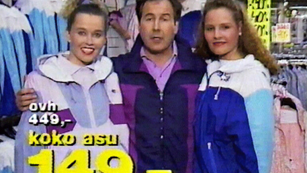 Muistatko vielä Vaatehuoneen Simon? Tältä legendaarinen tv-kasvo näyttää nykyään, herätti huomiota junassa – katso kuva! Yle Teemalla nähtiin vuonna 2010 Lamastalgia-ohjelma, jossa kerrottiin myös Vaatehuoneen mainoksista.
