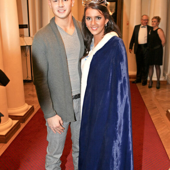 Sara kruunattiin Miss Suomeksi vuonna 2012. Kuvassa rinnalla on poikaystävä Tuomas, jonka kanssa Sara on viihtynyt yli 10 vuotta. Sara kruunattiin Miss Suomeksi vuonna 2012. Kuvassa rinnalla on poikaystävä Tuomas, jonka kanssa Sara on viihtynyt yli 10 vuotta.