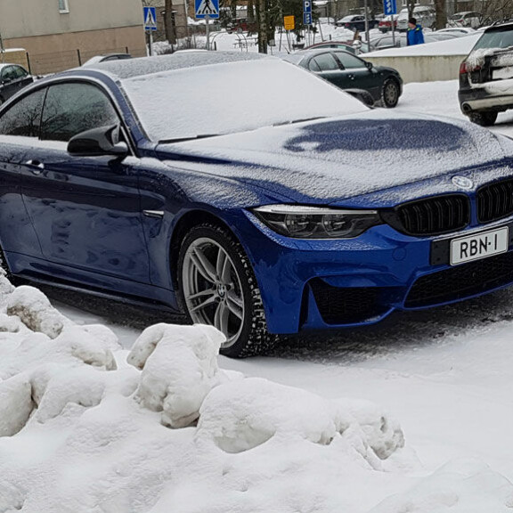 Robinin uudessa ylpeydenaiheessa, BMW 4 Coupéssa komeilevat samat rekkarit kuin hänen edellisessä BMW:ssään… Robinin uudessa ylpeydenaiheessa, BMW 4 Coupéssa komeilevat samat rekkarit kuin hänen edellisessä BMW:ssään…