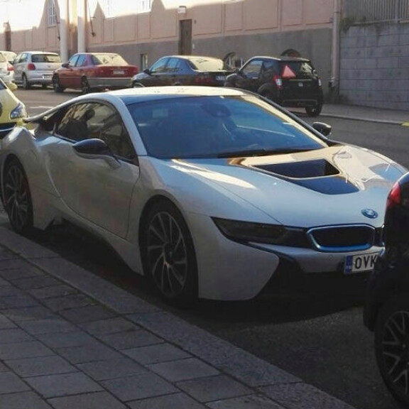 …BMW i8 oli Robinin käytössä vajaat kaksi vuotta. Robin on parhaillaan keikkatauolla. …BMW i8 oli Robinin käytössä vajaat kaksi vuotta. Robin on parhaillaan keikkatauolla.