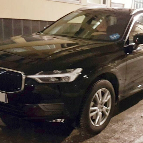 Akun uudessa Volvossa on tummennetut sivuikkunat. Aku Hirviniemen uusi auto.