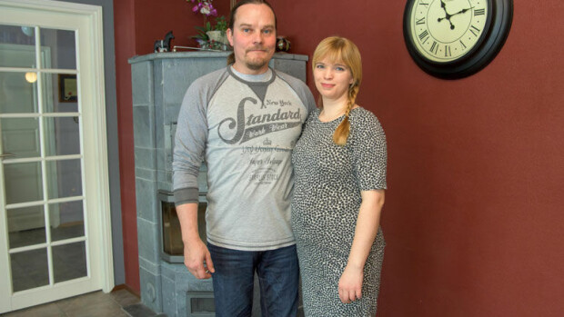 Neljättä lastaan odottavalla maajussi-Villellä takana rankat ajat – sai aivoinfarktin kotonaan ja isä kuoli Maajussi-Villellä oli rankat ajat.