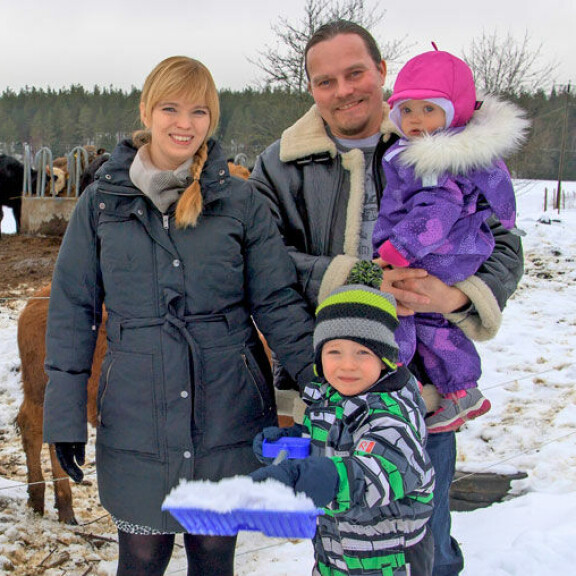 Perheonnea sukutilalla! Ville ja Johanna Veranen elävät auvoisaa maatilan arkea yhdessä lastensa Viljon, 4, ja Miinan, 1, kanssa. Kuvasta puuttuu Villen aiemmasta liitosta syntynyt tytär Viola, 15. Perheonnea sukutilalla! Ville ja Johanna Veranen elävät auvoisaa maatilan arkea yhdessä lastensa Viljon, 4, ja Miinan, 1, kanssa. Kuvasta puuttuu Villen aiemmasta liitosta syntynyt tytär Viola, 15.