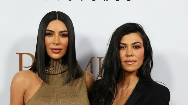 Paparazzit bongasivat Kardashianit punaisten lyhtyjen kadulta - Kourtney pukeutui teemaan sopivasti 'Open 24 h', Kim kuin Michelinukko - katso häkellyttävä kuva! Kim and Kourtney Kardashian