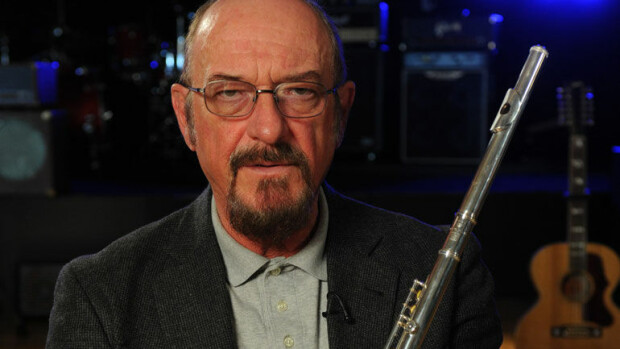 Jethro Tull -tähti Ian Anderson fanittaa Suomea ja Leningrad Cowboysia: Saan Helsingistä aina kiksit! Ian Anderson fanittaa suomalaisbändiä.