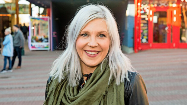 Hurjatuloinen Vappu Pimiä asuu leveästi Helsingin arvoalueella, kesämökki Paskalahdella – katso kuvat! Vappu Pimiä tienaa hurjasti.